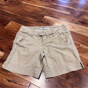 Buckle Casuals Mollie khaki shorts size 27 barely worn